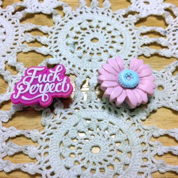 Jibbitz - Irreverent shoe charms - flower and message - Picture 2 of 3
